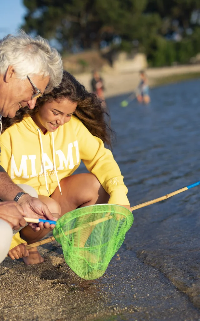Famille avec épuisettes pour aller à la pêche à pied