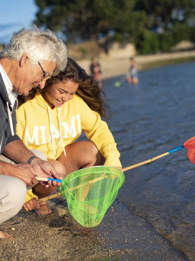 Familie met schepnetten om te vissen