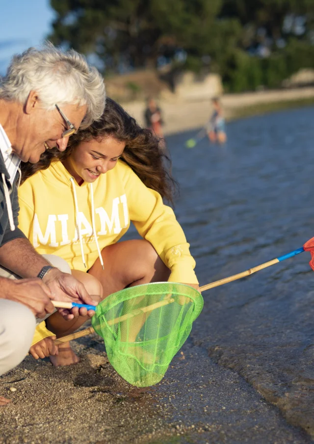 Famille avec épuisettes pour aller à la pêche à pied