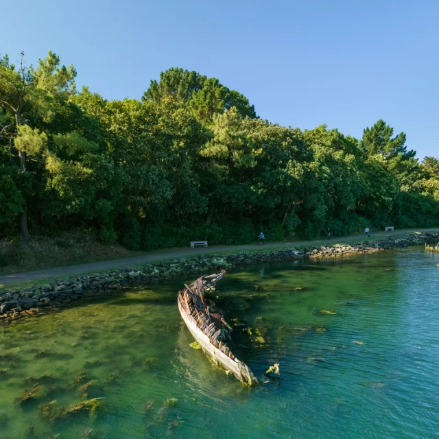 Anse de Penfoul, carcasse de bateau à Bénodet