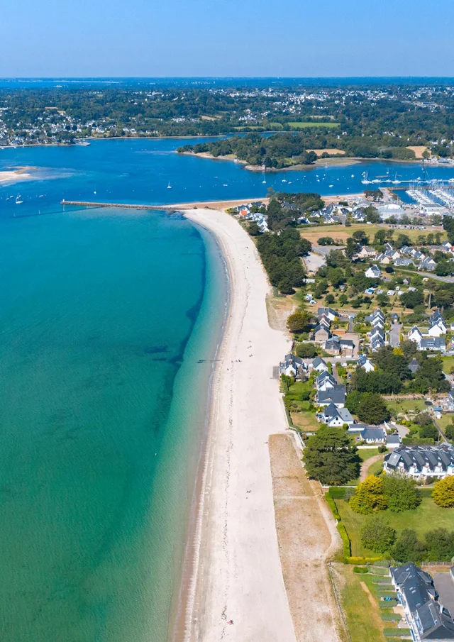 Vue aérienne de la plage de Kerleven à La Forêt-Fouesnant