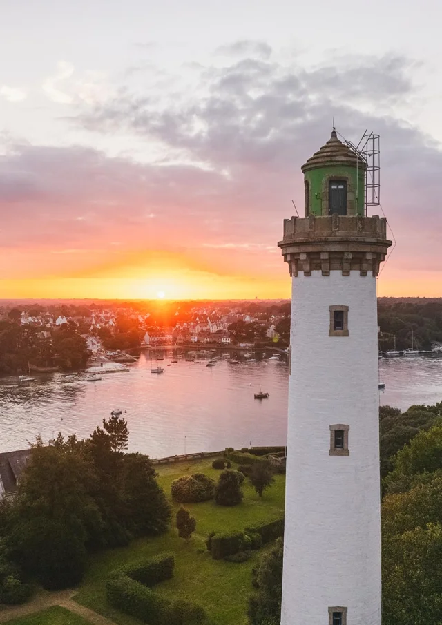 Coucher de soleil sur le phare de la Pyramide à Bénodet
