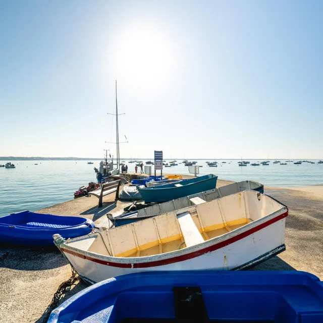 Farbige Annexe am Beg-Meil-Dock in Fouesnant