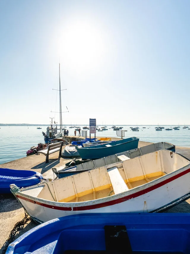 Annexes colorées à la cale de Beg-Meil à Fouesnant