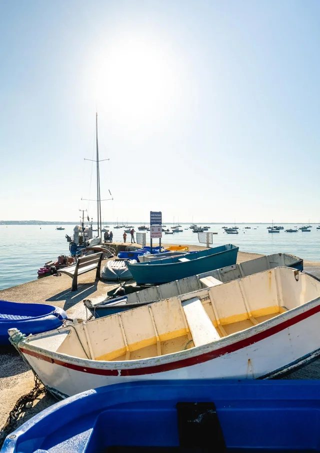 Annexes colorées à la cale de Beg-Meil à Fouesnant
