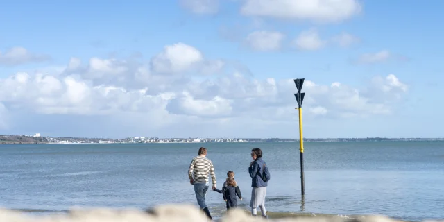 Strand von Cap-Coz mit der Familie im Winter
