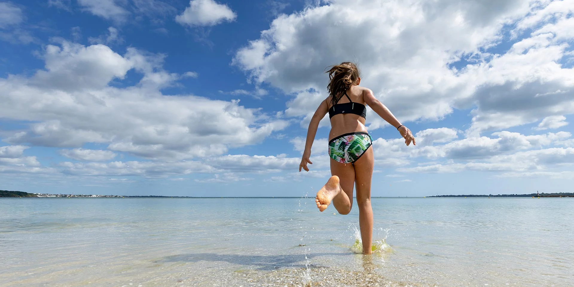 Jeune fille qui court se baigner