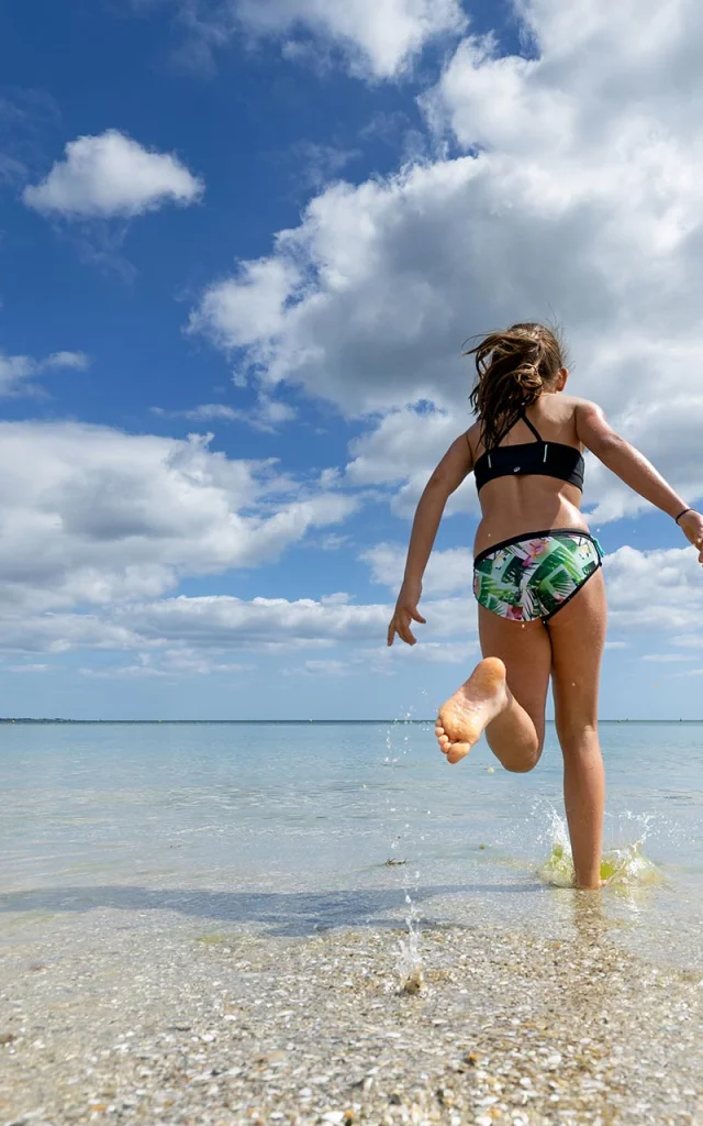 Junges Mädchen, das zum Baden läuft