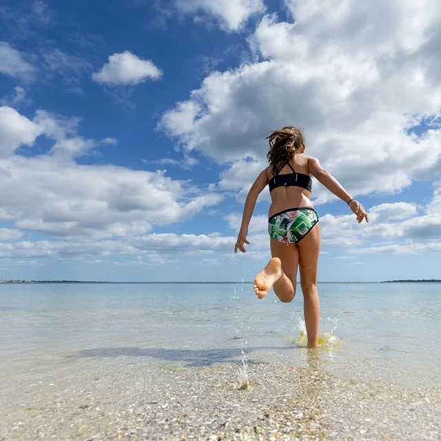 Jeune fille qui court se baigner