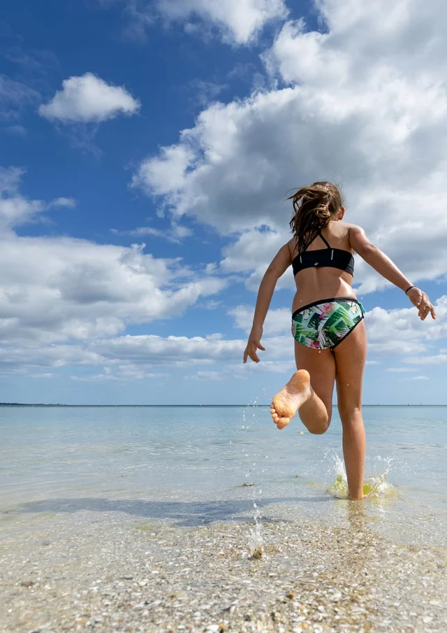Jeune fille qui court se baigner