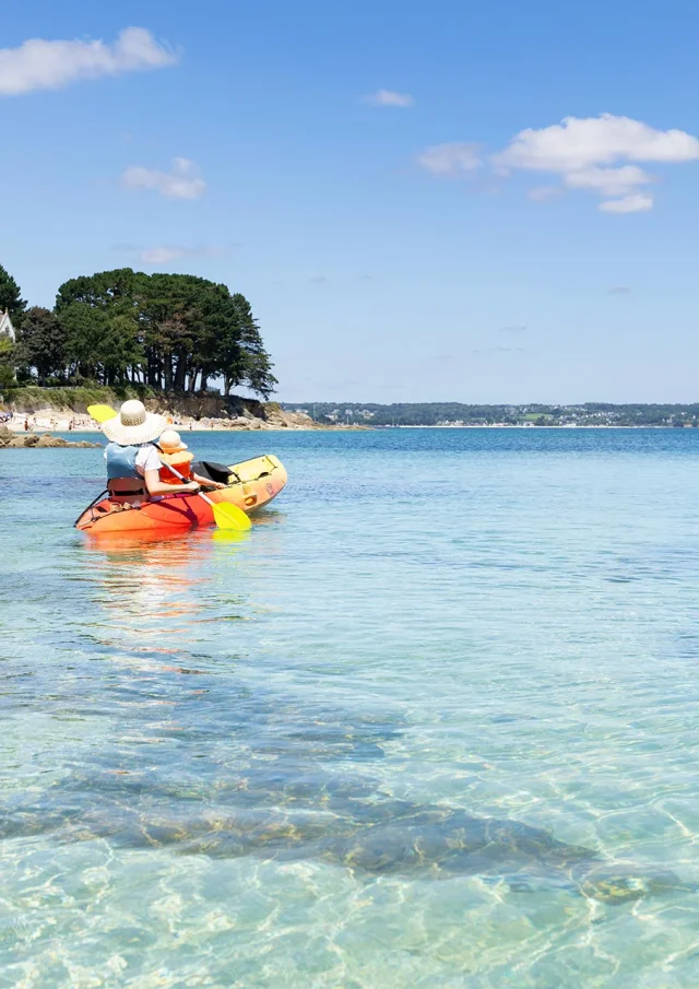 Family kayaking in the Beg-Meil creeks in Fouesnant