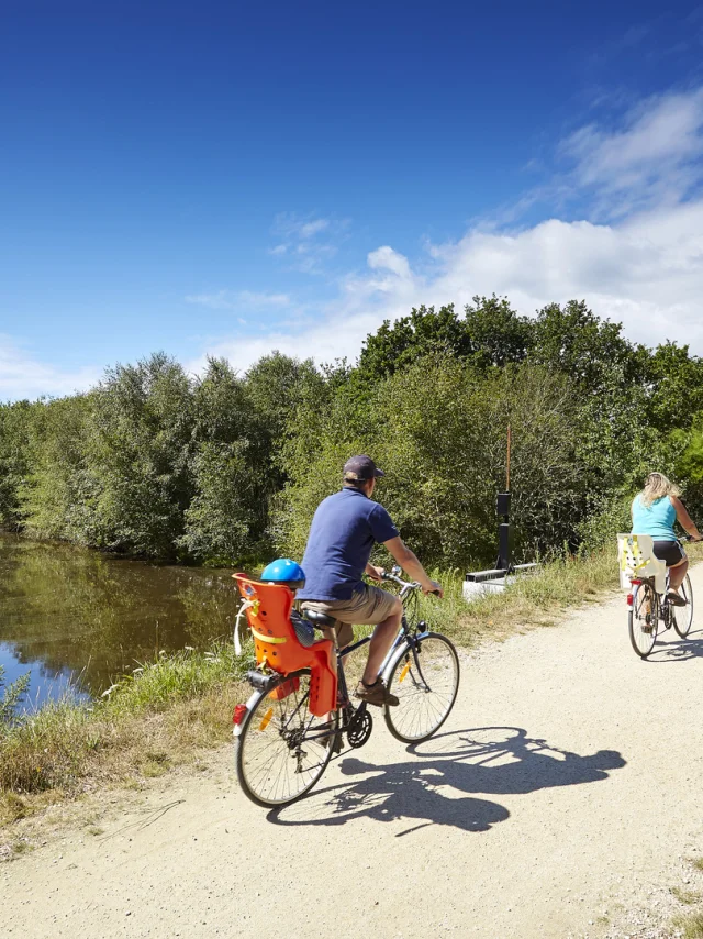Family bike ride in the Marais de Mousterlin