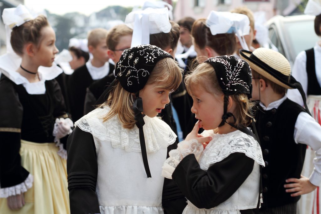 Petites filles en costume traditionnel breton