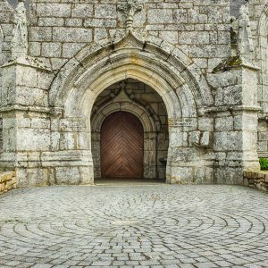 Le porche de l'église Saint-Primel