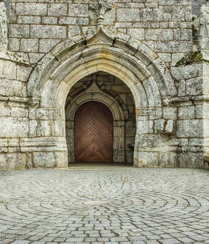 Porche de l’église Saint Primel