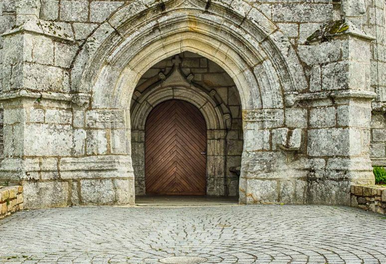 Porche de l’église Saint Primel