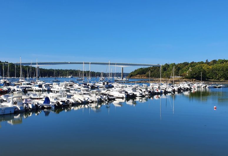 Port de Plaisance vue sur le Pont de Cornouaille
